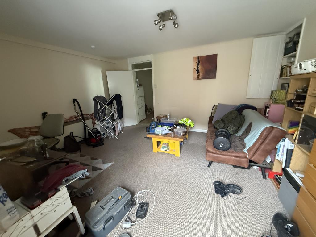 Lot: 121 - FREEHOLD INVESTMENT COMPRISING FOUR APARTMENTS CLOSE TO THE CITY CENTRE - Flat 1-Living room